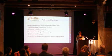 Vor zukünftigen Projektpartnern und Interessierten stellt Nicole Zwicknagel vom Kulturnetz das Projekt KulTür vor. 