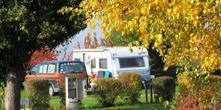 Bilderbuch-Camping im Herbst