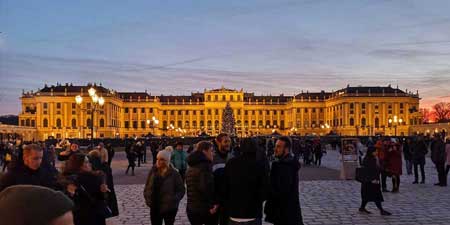 Weihnachtlich geschmückt und beleuchtet – Schloss Schönbrunn