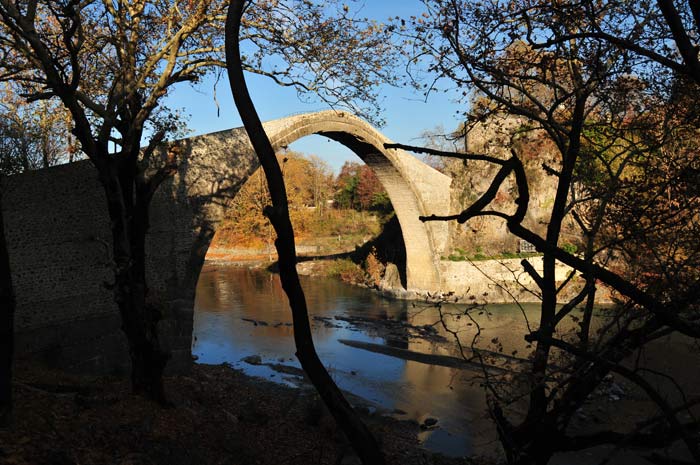 Die Konitsa Bogenbrücke über den Fluss Aoos