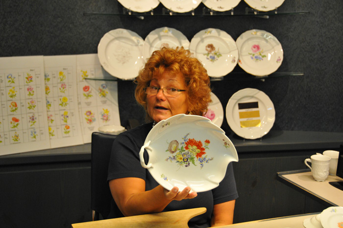 Porcelain painting in the Meissen manufactory