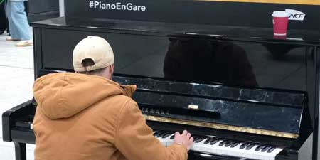 Passagiere am Klavier – am Flughafen Paris Charles de Gaulle
