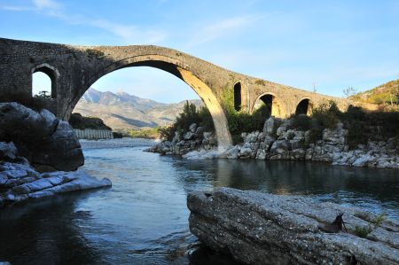 Die osmanische Brücke Ura e Mesit bei Shkodra