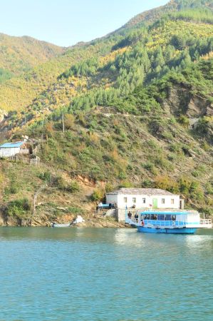 b_450_450_16777215_00_images_albania_shkoder_koman-stausee-tour-035.jpg