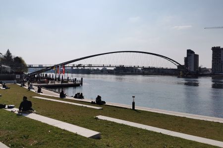 Die Dreiländerbrücke zwischen Weil am Rhein und Huninque