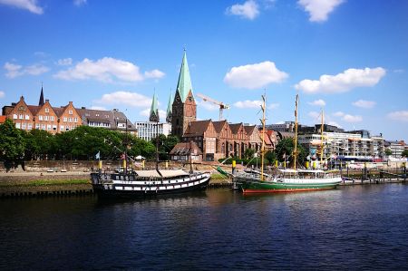 Bremen - Hike along Weser River to the historical market square
