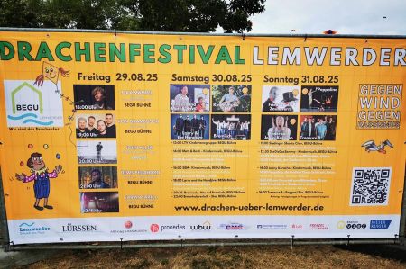Kites above Lemwerder – Cycling to the Festival