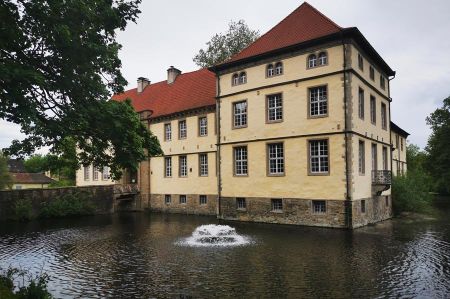 Strünkede Castle and its Park
