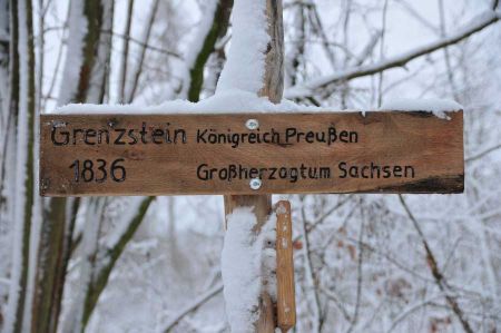 Im Schnee kaum zu sehen - Grenzsteine Preußen