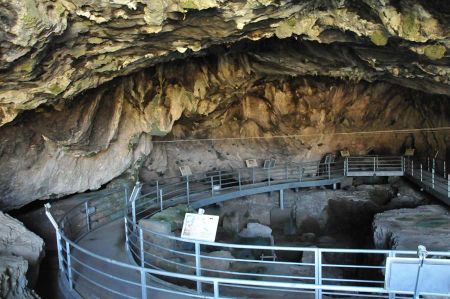 Die Theopetra-Höhle nahe der Meteora Klöster