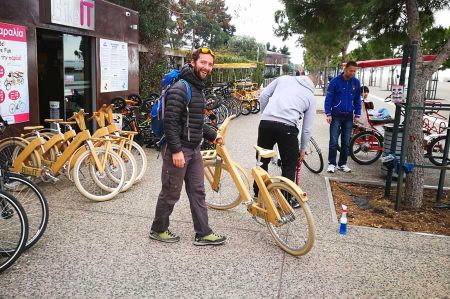 Holzfahrräder sind in - auch in Thessaloniki - wir probieren es!