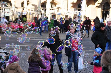 Soap bubbles - an ancient toy for young and old