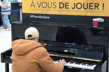 Passengers at the piano - at Paris Charles de Gaulle Airport