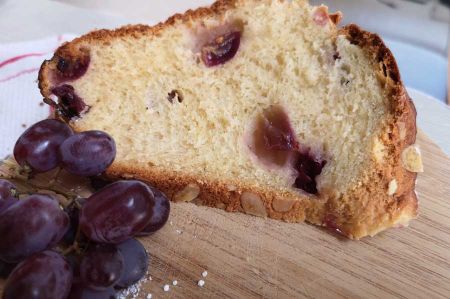 Baking in the caravan - Gugelhupf with grapes and almonds