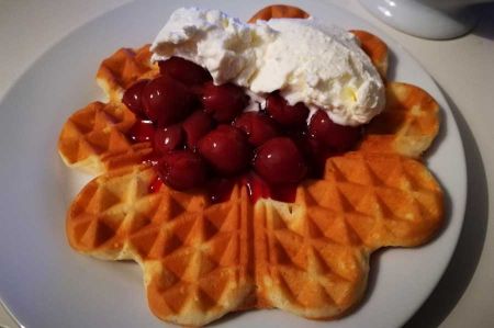 Ania's fast waffle recipe - with cherries and cream
