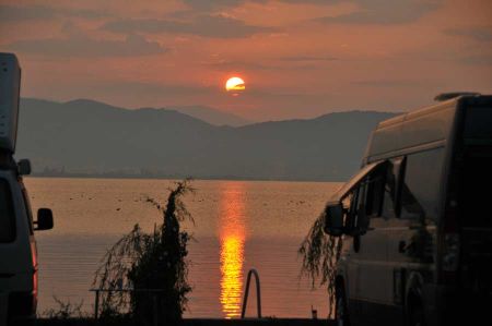 Der Kormoran erwacht im Morgenlicht am Ohridsee
