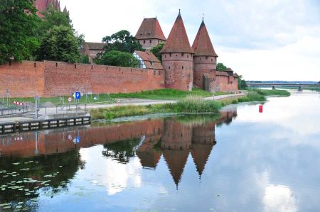 Die Marienburg Malbork am rechten Ufer der Nogat