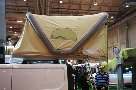 Thema aufblasbare Zelte: jetzt auch als Dachzelt