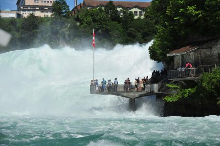 b_450_450_16777215_00_images_schweiz_rheinfall-laufen-02.jpg