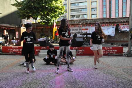 Mit Tänzen und Rosen die Herzen erobert