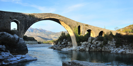 Die osmanische Brücke Ura e Mesit bei Shkodra