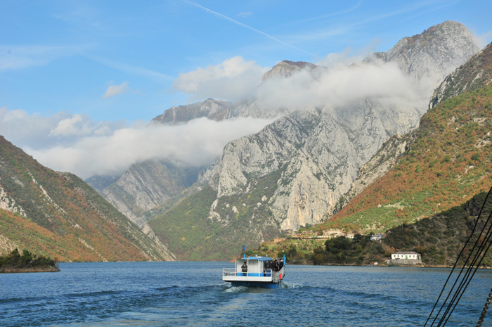 Auf der Fähre über den Koman Stausee