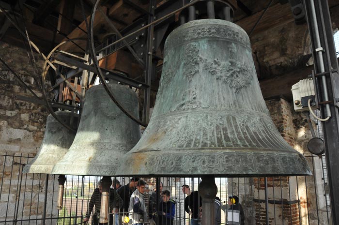 Drei mächtigen Bronzeglocken Glockenspiel im Glockenturm von Aquileia