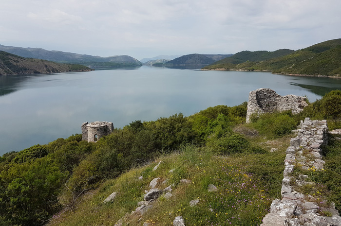 Boat trip to Shurda island - exploration of ancient buildings