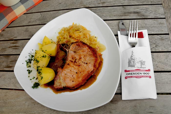 Mittagessen im Strassenrestaurant in Dresden