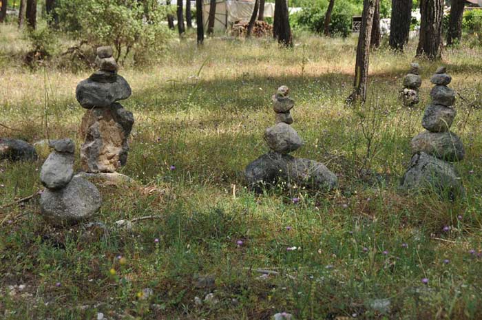 Steinmännchen am Ortsrand von Olympos