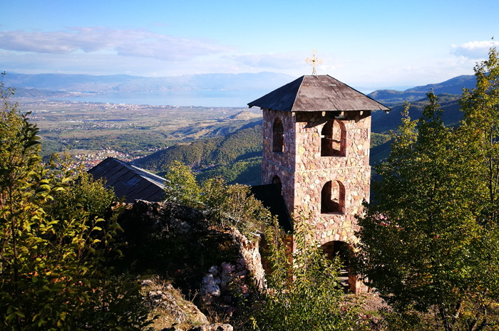 Idyllische Bergkapelle Sankt Spass oberhalb von Vevčani