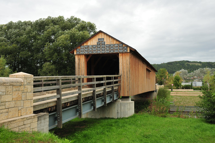 Passing Kunitzer covered bridge to the village center of Kunitz