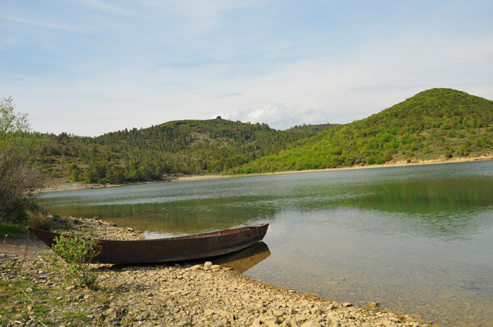 Vau-Deja Reservoir - Hiking in beautiful countryside