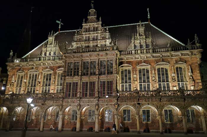 Evening walk from the town hall to Schnoor Quarter