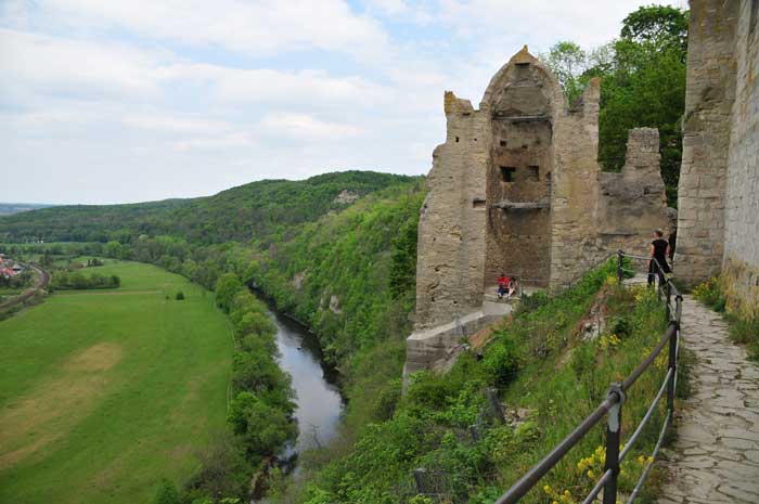 Burg Saaleck und Schifffahrt auf der Saale
