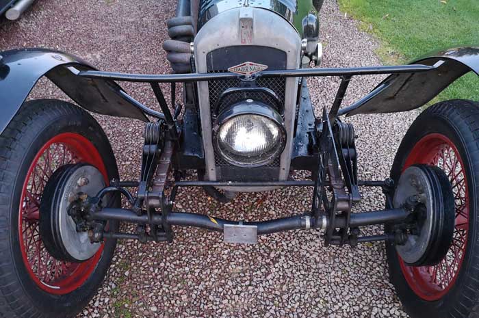 Historische Rennwagen auf dem Campingplatz in Winchcombe