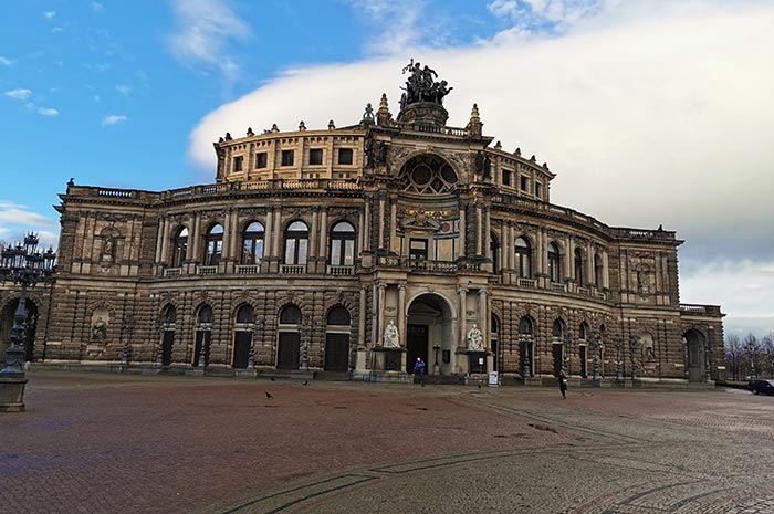 On foot - Dresden in adverse weather conditions