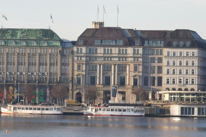 Weg zur Messe Hamburg führt entlang der Binnenalster