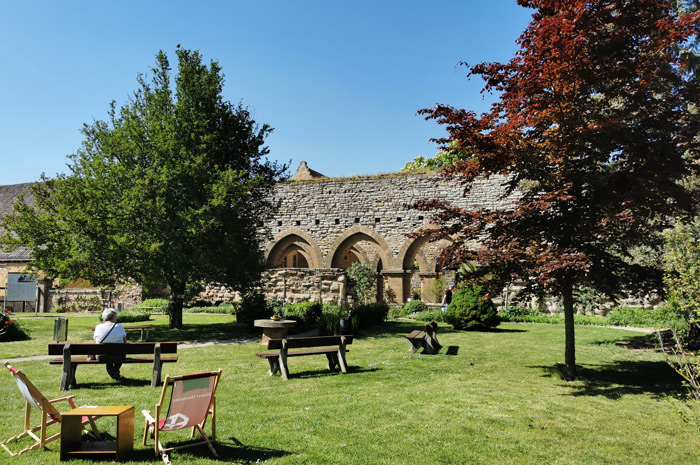 Anschaulicher Klostergarten in der Pfalz Memleben