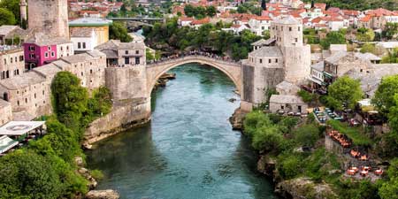 Weltberühmte Alte Brücke „Stari most“ über den Fluß Neretva