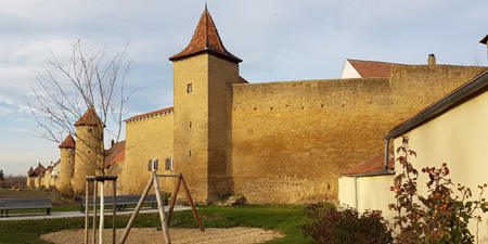 Kurzbesuch - Die imposante Stadtbefestigung von Mainbernheim