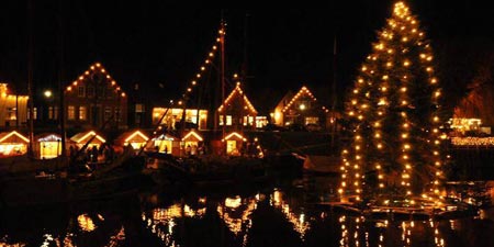 Carolinensiel – schwimmender Weihnachtsbaum Alter Hafen