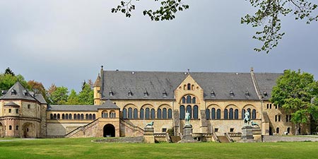 Goslar - Altstadt mit engen Gassen und Fachwerkhäusern