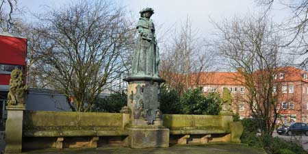 Jever - city stroll along the gardens and parks around the old city
