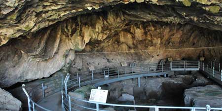 Die Theopetra-Höhle nahe der Meteora Klöster
