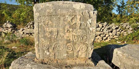 Grabsteine - Stećci am Wegrand von Imotski