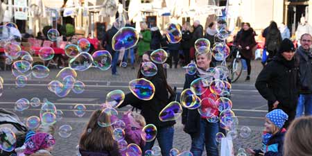 Soap bubbles - an ancient toy for young and old