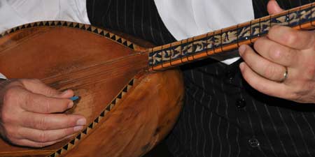 Saz - the traditional accompanying instrument of Turkish bards
