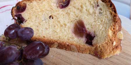 Baking in the caravan - Gugelhupf with grapes and almonds