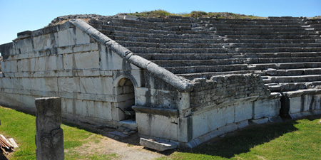 Stobi - archaeologists host during the campers' cultural trip